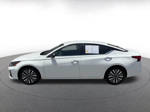 Used 2025 Nissan Altima 2.5 SV FWD image 7