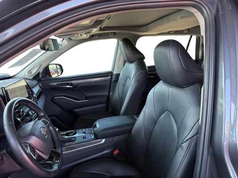 Used 2024 Toyota Highlander Limited FWD image 10