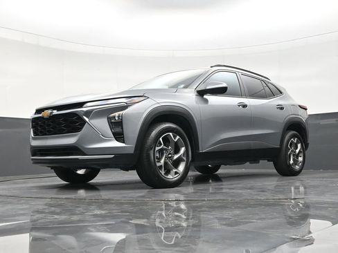 Used 2025 Chevrolet Trax LT FWD image 21