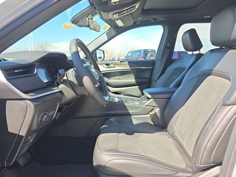 New 2026 Jeep Grand Cherokee Altitude image 14