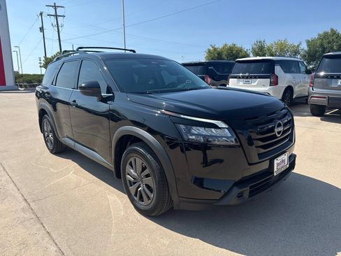 Used 2024 Nissan Pathfinder SV w/ SV Premium Package FWD image 3