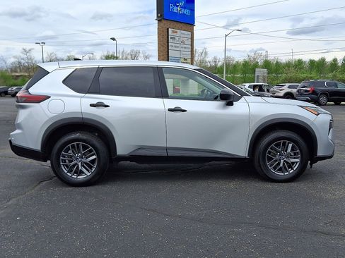 Used 2024 Nissan Rogue S FWD image 25