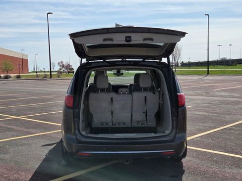 Used 2018 Chrysler Pacifica Touring-L FWD image 61