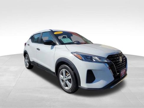 Used 2022 Nissan Kicks S image 3