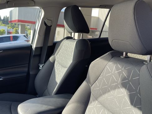 Certified 2021 Toyota RAV4 XLE w/ Convenience Package AWD/4WD image 18