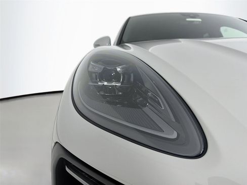 Certified 2025 Porsche Macan image 32