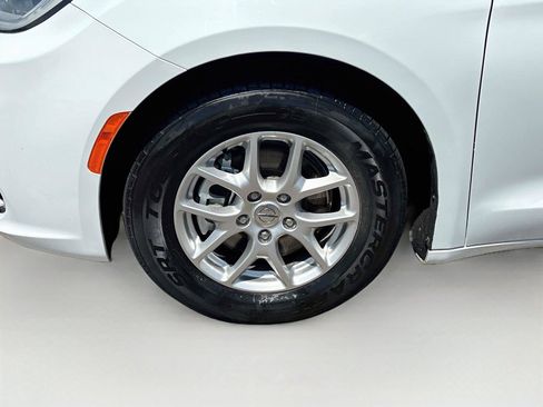 Used 2023 Chrysler Pacifica Touring-L FWD image 31