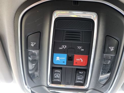 Used 2024 Jeep Grand Cherokee Laredo AWD/4WD image 15