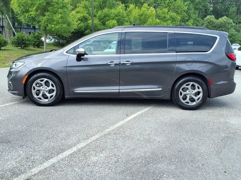 Used 2023 Chrysler Pacifica Limited FWD image 6