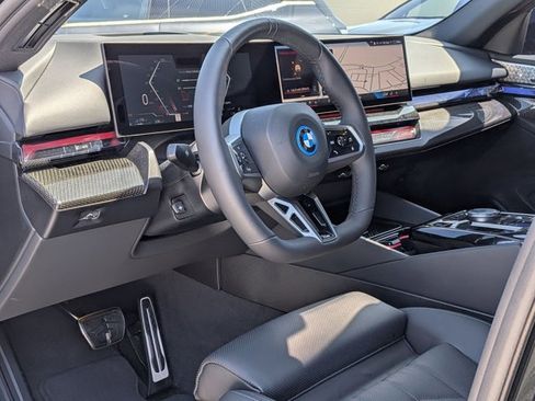 Used 2026 BMW 550e xDrive image 9