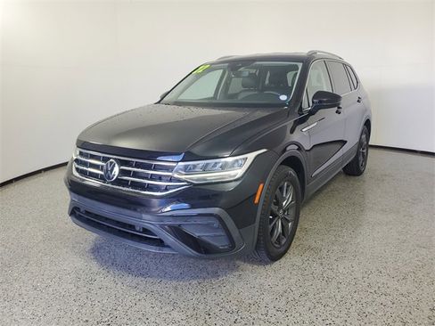 Used 2022 Volkswagen Tiguan SE image 2