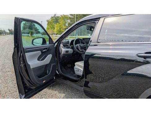 Used 2024 Toyota Highlander XLE image 9