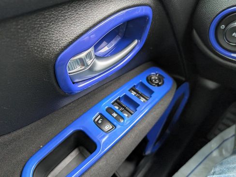 Used 2018 Jeep Renegade Latitude w/ UConnect 8.4 Nav Group image 17