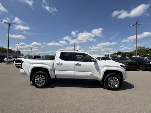 Used 2025 Toyota Tacoma Limited AWD/4WD image 26