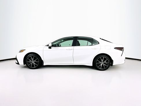 Used 2024 Toyota Camry SE image 4
