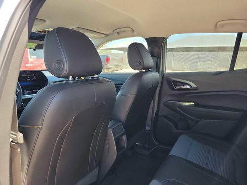 Used 2025 Chevrolet Trax LT w/ LT Convenience Package FWD image 16