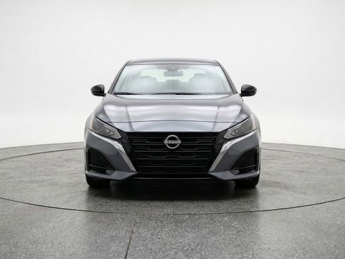 Used 2025 Nissan Altima 2.5 SV FWD image 2