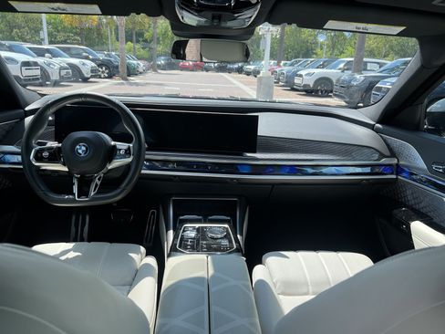 Used 2023 BMW i7 xDrive60 w/ Executive Package 2 AWD/4WD image 29