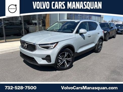 Used 2025 Volvo XC40 B5 Core AWD/4WD image 1