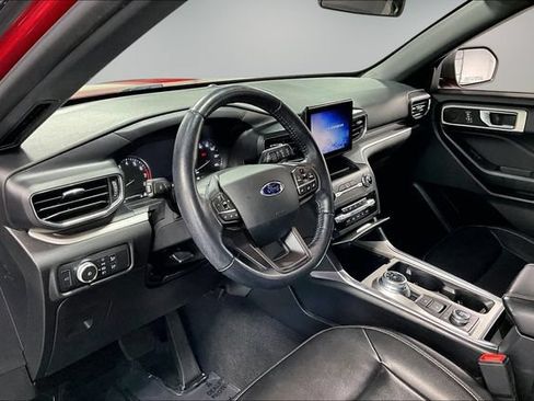 Used 2020 Ford Explorer XLT w/ Equipment Group 202A AWD/4WD image 17