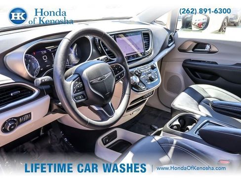 Used 2024 Chrysler Pacifica Touring-L FWD image 10