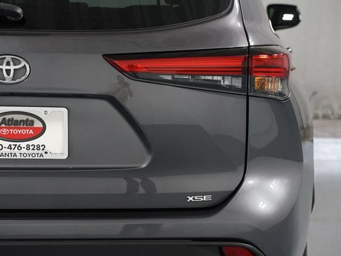 Used 2022 Toyota Highlander XSE FWD image 10