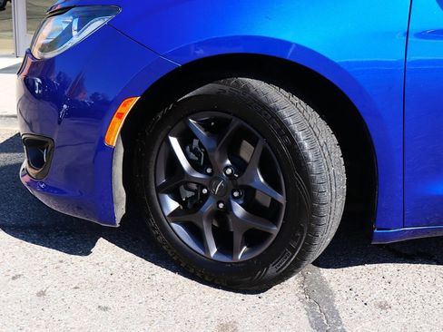 Used 2020 Chrysler Pacifica Touring w/ S Appearance Package FWD image 5