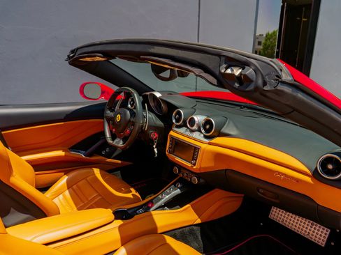 Used 2016 Ferrari California T RWD image 47
