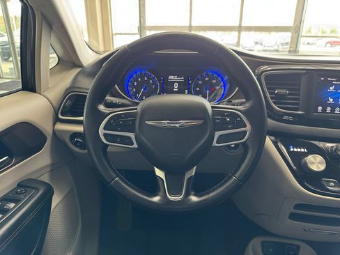 Used 2018 Chrysler Pacifica Touring-L FWD image 35