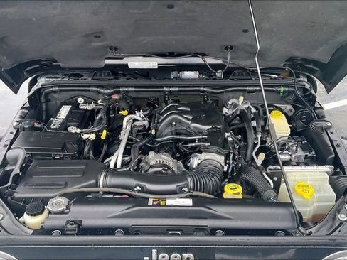 Used 2015 Jeep Wrangler Unlimited Sahara w/ Connectivity Group AWD/4WD image 10