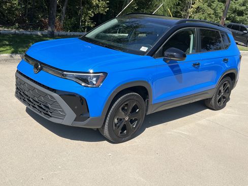 Certified 2025 Volkswagen Taos SE image 5