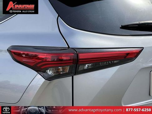 Used 2023 Toyota Highlander XLE AWD/4WD image 13