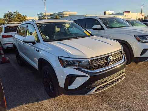 Used 2022 Volkswagen Taos SE w/ Panoramic Sunroof Package image 6