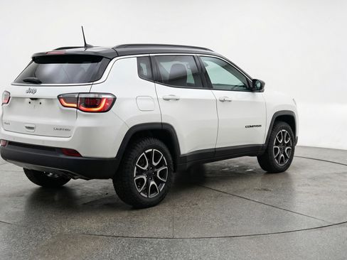 Used 2025 Jeep Compass Trailhawk image 9