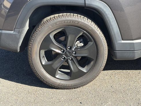Used 2018 Jeep Compass Latitude w/ Popular Equipment Group FWD image 5