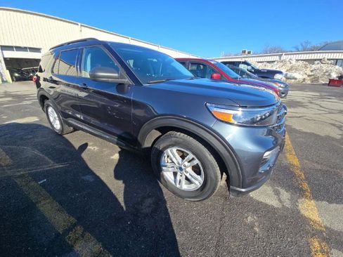 Used 2022 Ford Explorer XLT w/ Equipment Group 202A image 3