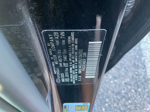 Used 2025 Hyundai Elantra Limited image 29