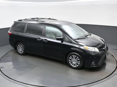 Used 2018 Toyota Sienna XLE Premium w/ Carpet Mat Package FWD image 43