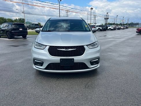 Used 2023 Chrysler Pacifica Touring-L FWD image 3
