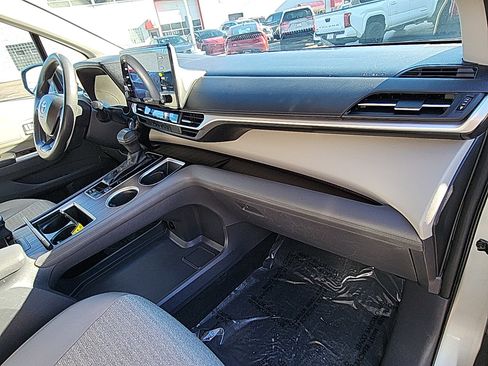 Used 2023 Toyota Sienna LE image 29