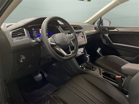 Used 2022 Volkswagen Tiguan SE image 56
