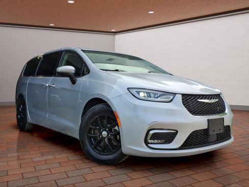 Used 2023 Chrysler Pacifica Touring-L FWD image 3