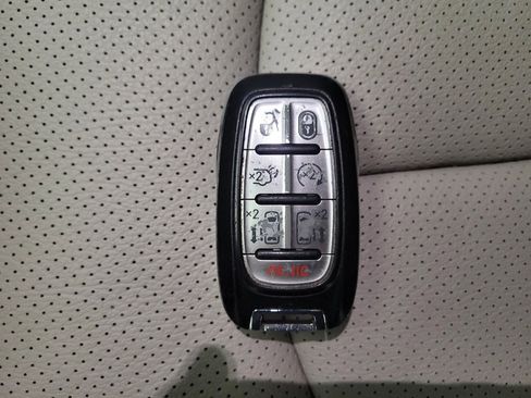 Used 2017 Chrysler Pacifica Limited w/ UConnect Theater Package FWD image 32