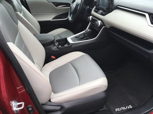 Used 2021 Toyota RAV4 XLE Premium AWD/4WD image 30