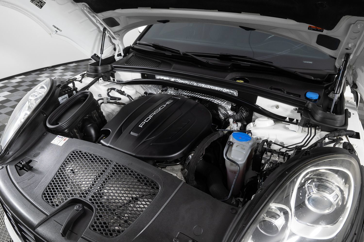Used 2018 Porsche Macan AWD/4WD image 43