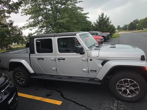 Used 2024 Jeep Gladiator Sport AWD/4WD image 5