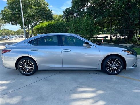 Certified 2025 Lexus ES 300h w/ Premium Package image 8