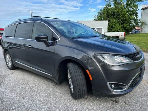 Used 2019 Chrysler Pacifica Touring-L FWD image 8