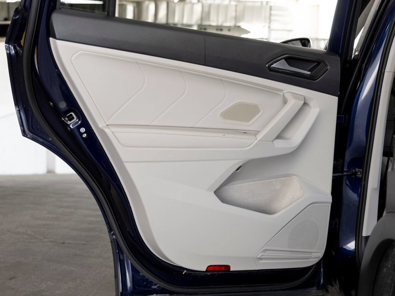 Used 2023 Volkswagen Tiguan SE w/ Panoramic Sunroof Package FWD image 18
