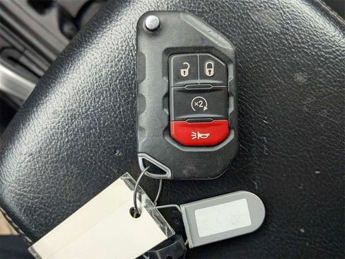 Used 2018 Jeep Wrangler Unlimited Sahara w/ Cold Weather Group image 31